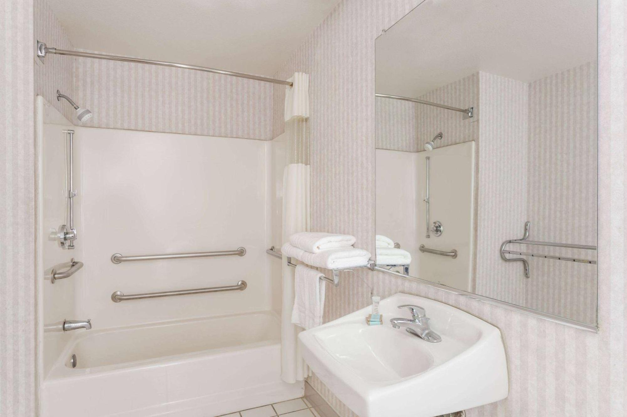 Days Inn By Wyndham Phoenix West Экстерьер фото