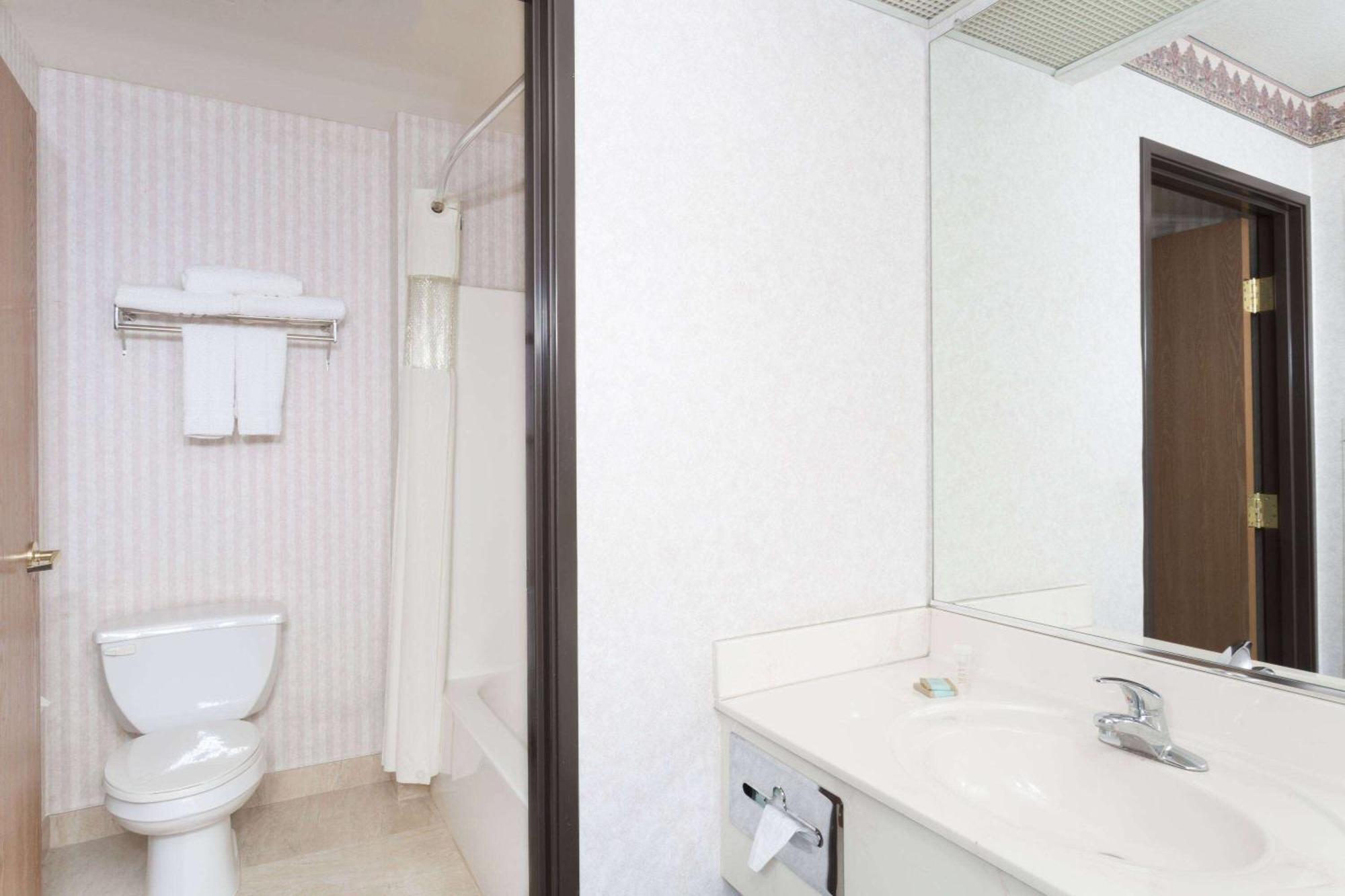 Days Inn By Wyndham Phoenix West Экстерьер фото